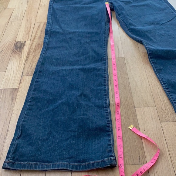 Levi’s Perfectly Slimming Boot Cut 512 Jeans - Picture 6 of 10